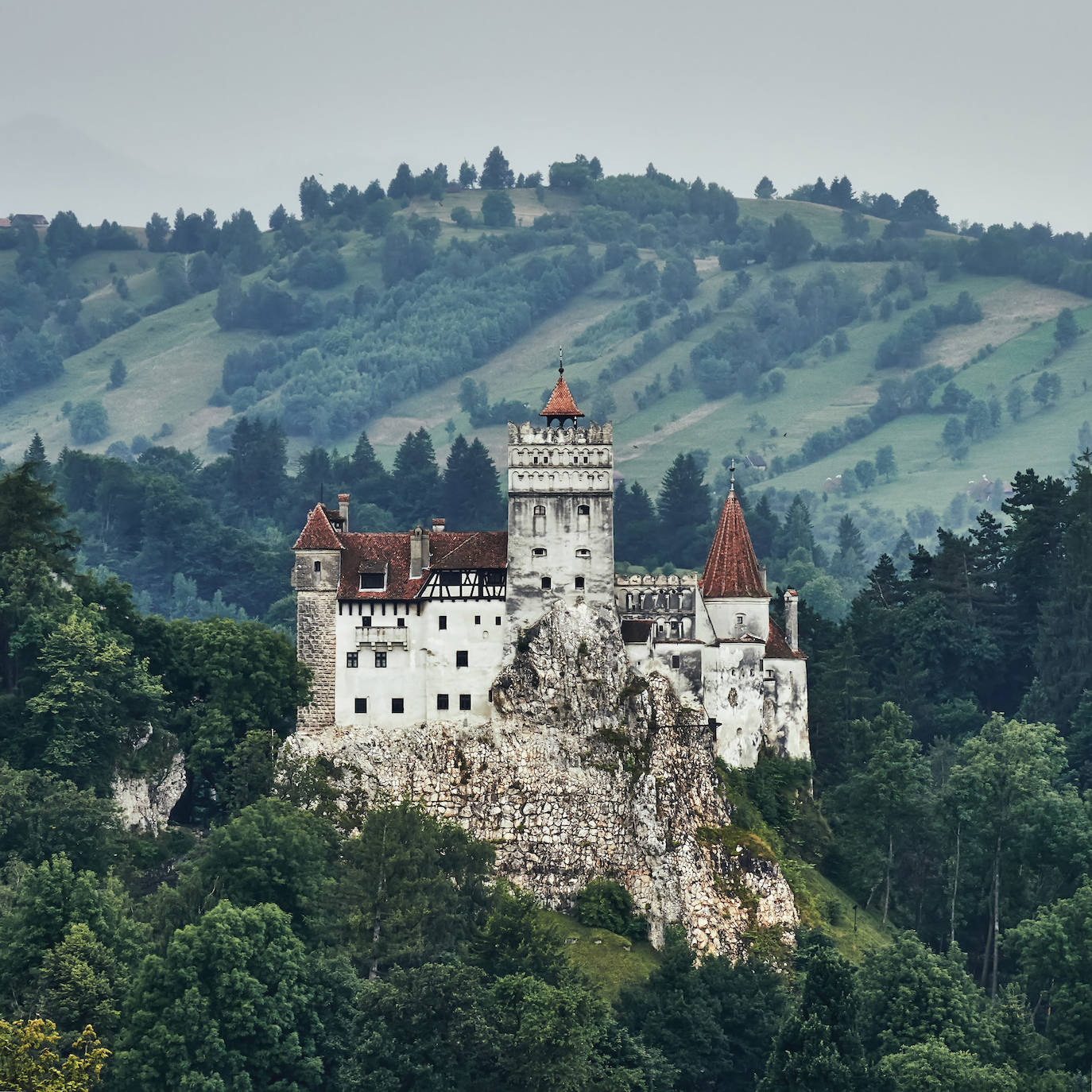 Castillo de Bran (Rumanía). Aunque Bram Stoker nunca visitó Rumania y el personaje en que inspiró su Drácula tampoco habitó el castillo, siempre se le ha conocido como el 'Castillo de Drácula'. No obstante, la fortaleza recibe a visitantes que pasean por los pasillos y patios con la esperanza de encontrar algún rasto del vampiro inmortal. 