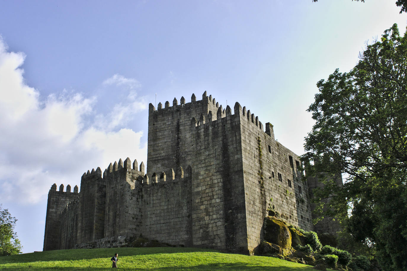 Castillo de Guimarães (Portugal). Está considerado la fortaleza medieval más importante del norte de Portugal. Su característica más llamativa son los muros construidos en forma de pentagrama, con ocho torres rectangulares almenadas. 