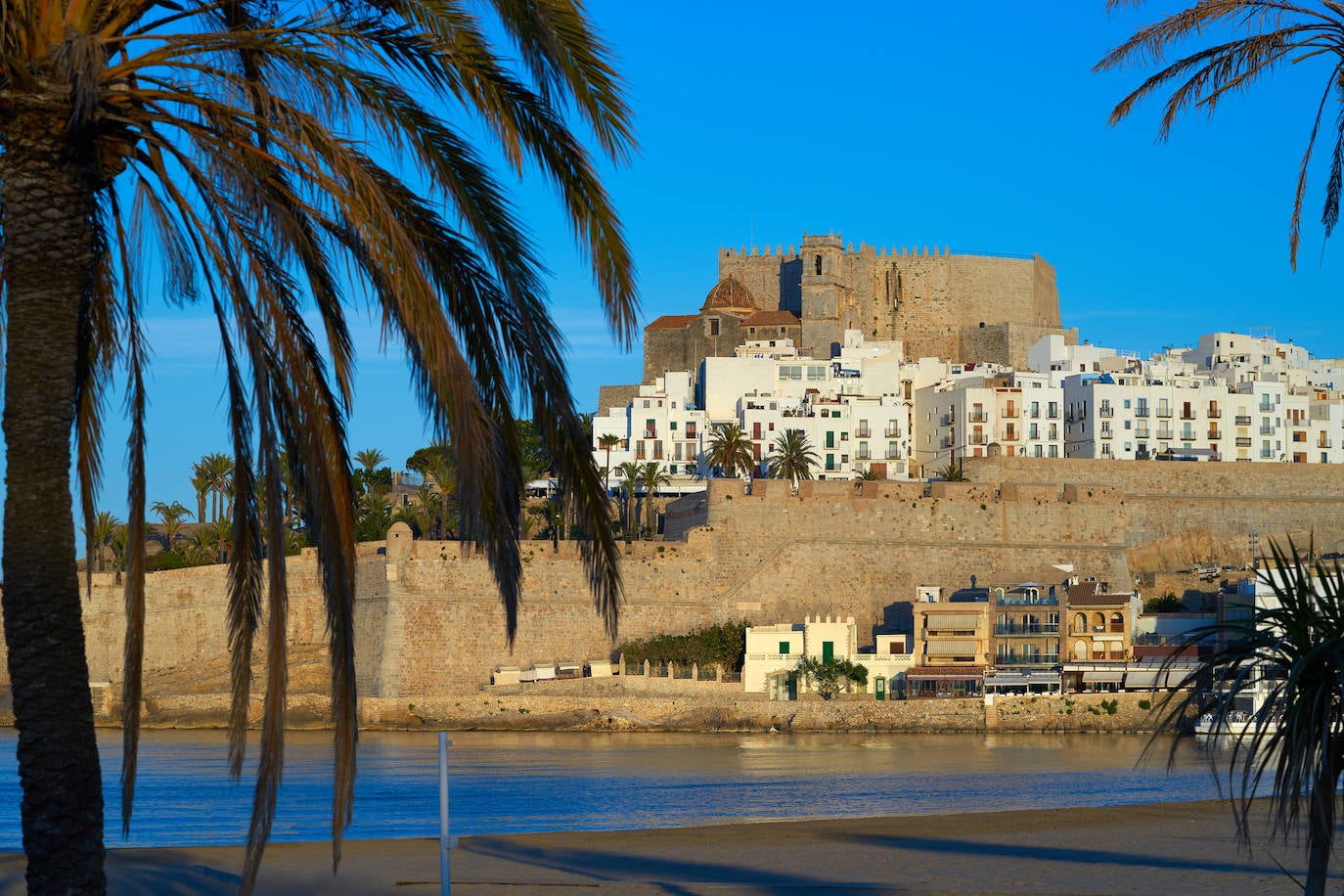 Castillo de Peñíscola (España). Se trata de una construcción sobria y sólida. El Papa Luna, tras su traslado a Peñíscola en 1411, convirtió el castillo en palacio y biblioteca pontificia. Su verdadero nombre fue Benedicto XIII y fue el último del famoso cisma de Aviñón. 