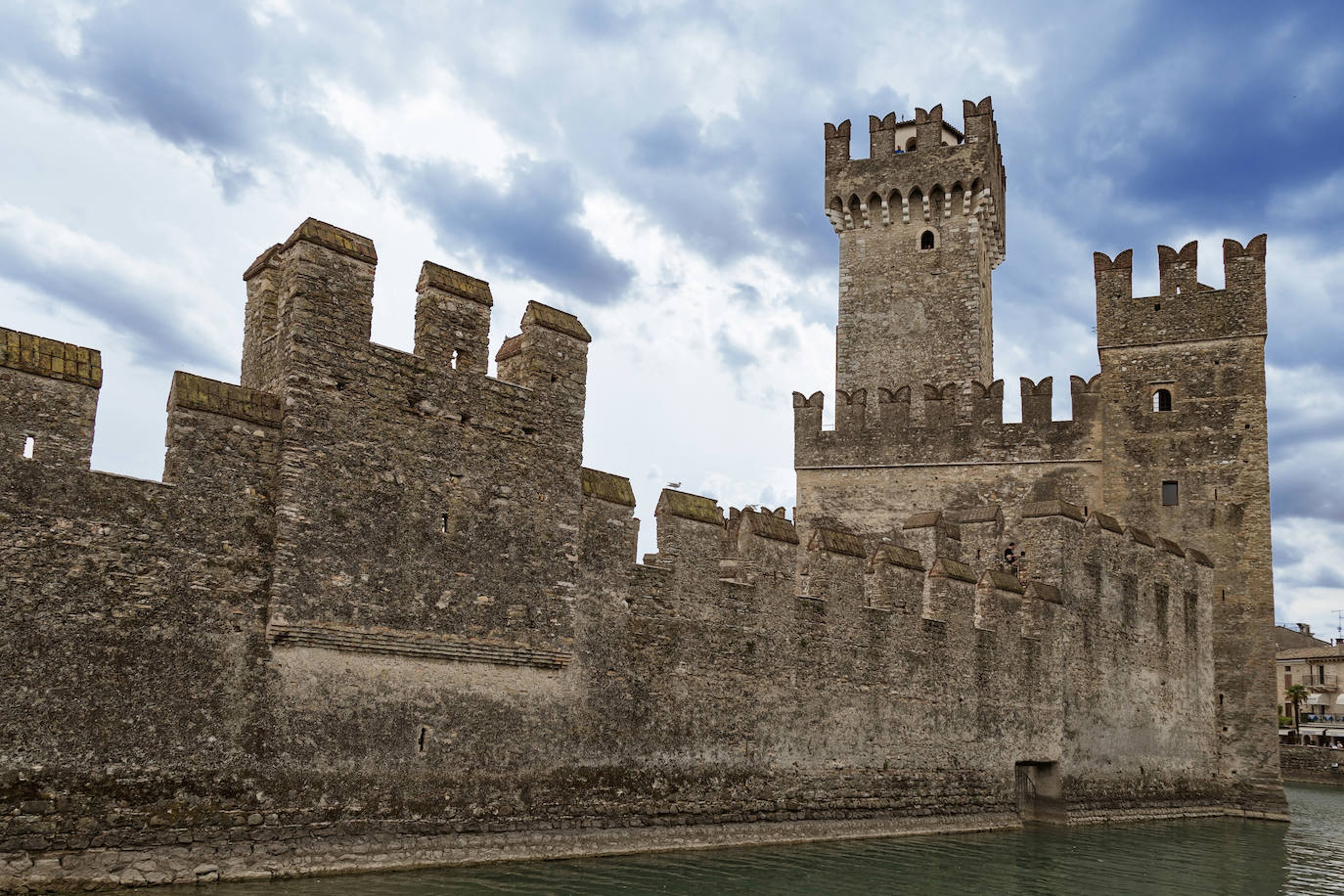 Castillo de Sirmione (Italia). Este ejemplo de arquitectura medieval está rodeado de puentes levadizos, un foso, torres y muros transitables. Se puede llegar hasta la parte más alta de la torre después de subir 150 escalones y admirar la panorámica del lago. 