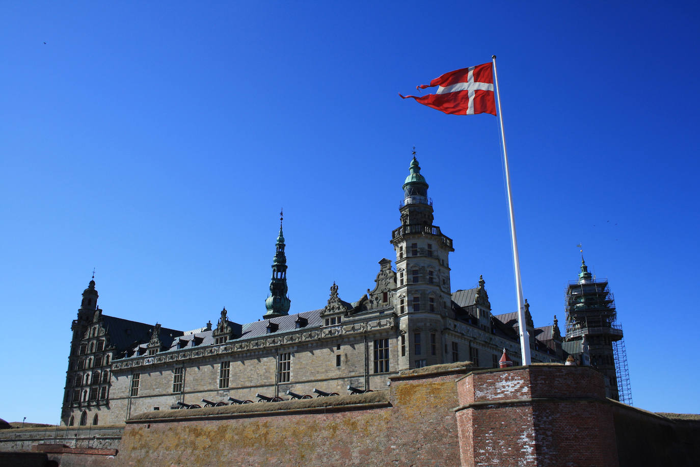 Kronborg (Dinamarca). Se trata de uno de los castillos más emblemáticos del norte de Europa y está catalogado como Patrimonio de la Humanidad por la UNESCO. Se encuentra en el extremo noreste de la isla de Zelanda.