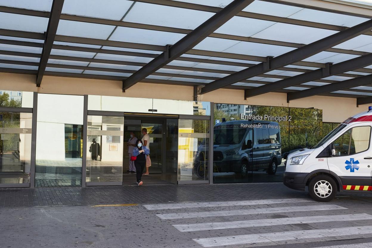 Entrada al pabellón de hospitalizados de La Fe. iván arlandis