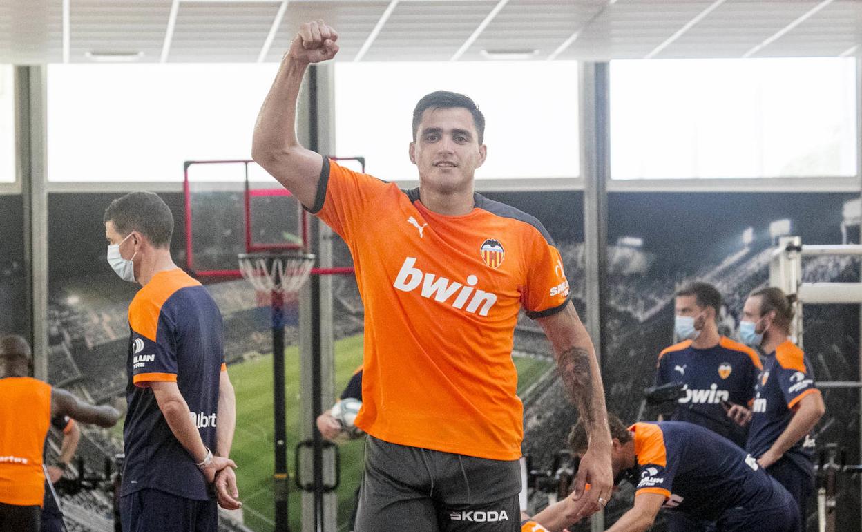 Maxi Gómez volvió ayer a la titularidad tras superar su molestas en las rodillas. 