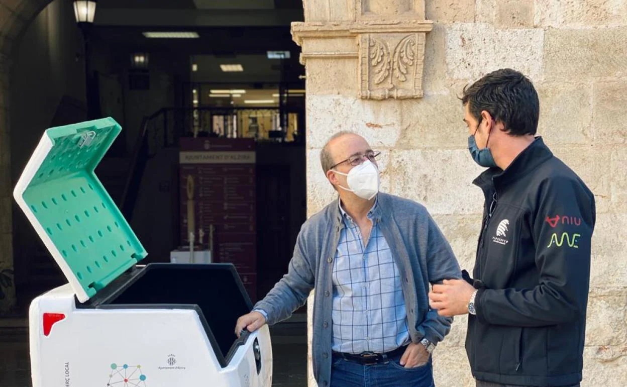 El alcalde observa la moto con la que se realizarán los repartos. 