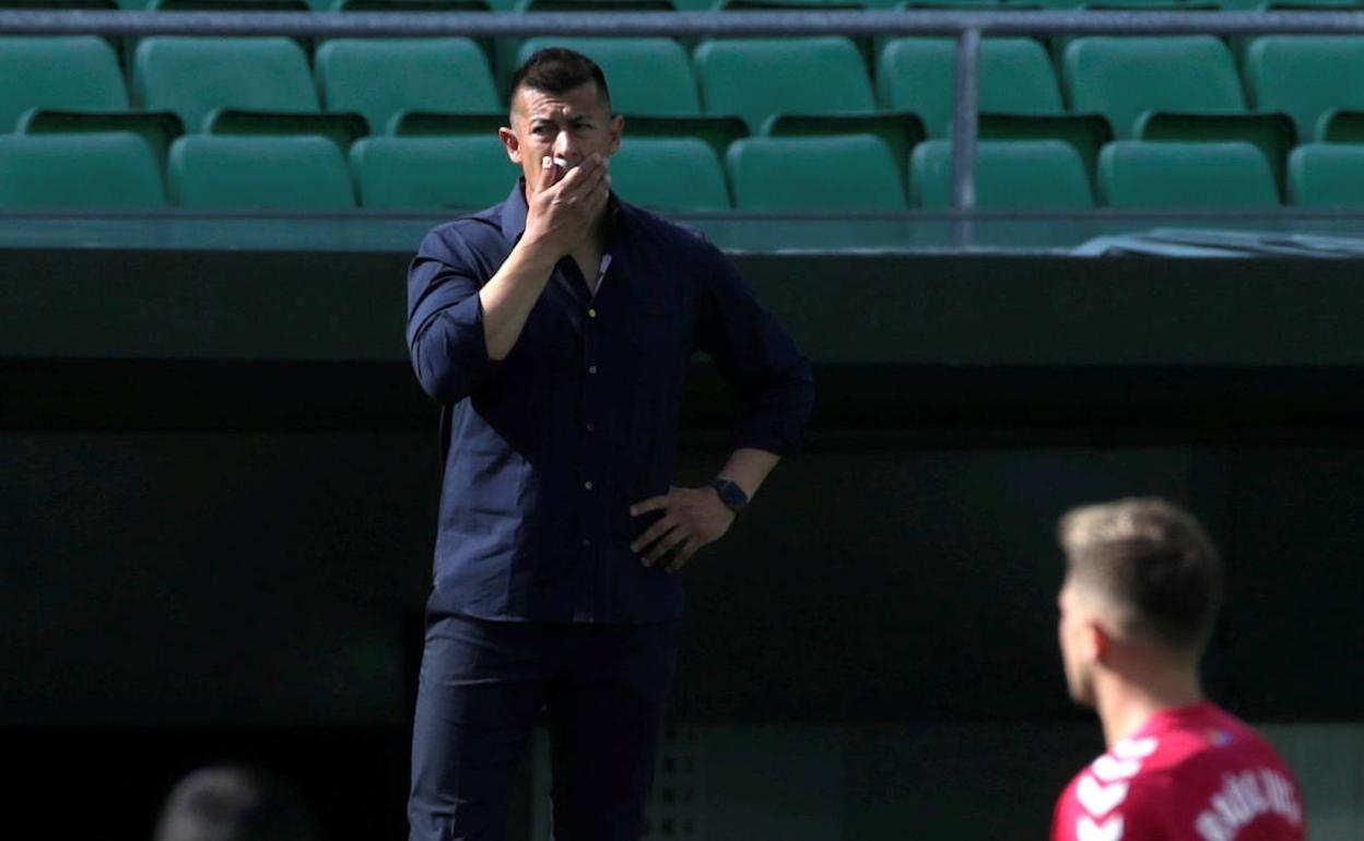 El técnico franjiverde, Jorge Almirón, durante el partido en Sevilla ante el Betis. 