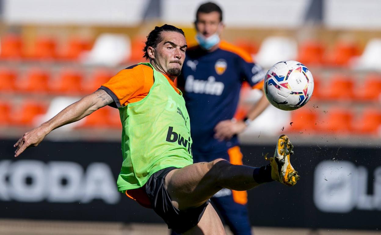 Jason, durante el entrenamiento del Valencia CF