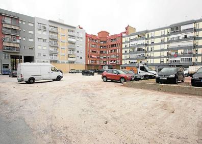 Imagen secundaria 1 - Uno de los solares de Ciutat Vella donde Aumsa ha proyectado un edificio de viviendas. Las obras no han empezado. | El solar de Músico Antonio Eiximeno, en la Malvarrosa, es un parking que se convierte en piscina cuando llueve. | Decenas de solares, como este de la calle Ripalda, esperan obra pública para convertirse en edificios de viviendas.