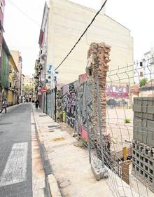 Imagen secundaria 2 - Uno de los solares de Ciutat Vella donde Aumsa ha proyectado un edificio de viviendas. Las obras no han empezado. | El solar de Músico Antonio Eiximeno, en la Malvarrosa, es un parking que se convierte en piscina cuando llueve. | Decenas de solares, como este de la calle Ripalda, esperan obra pública para convertirse en edificios de viviendas.