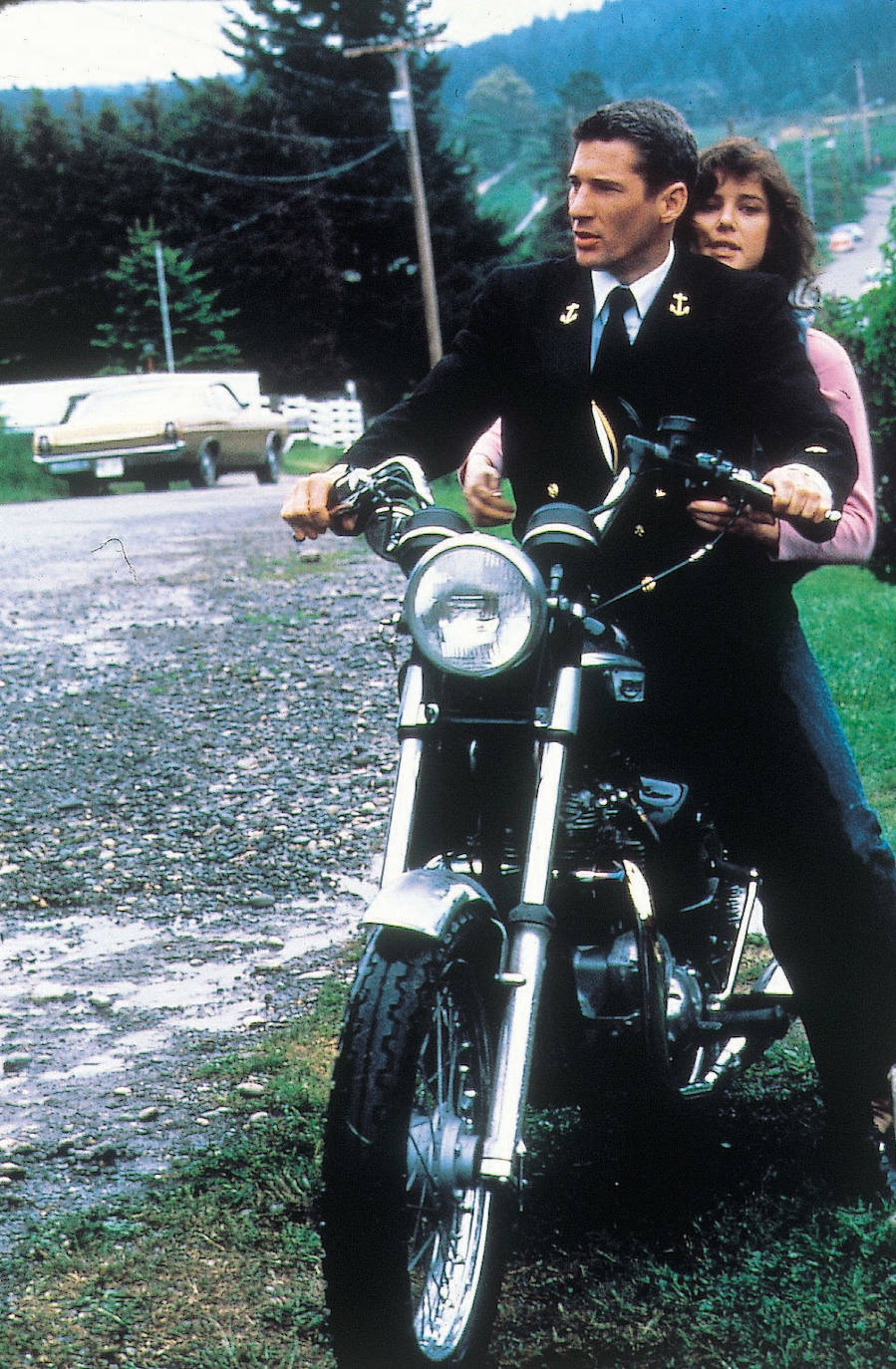 6.- 'OFICIAL Y CABALLERO' | Junto a una Triumph Bonneville T140, Richard Gere protagonizó una de las primeras películas en las que empezaba a destacar como actor. 