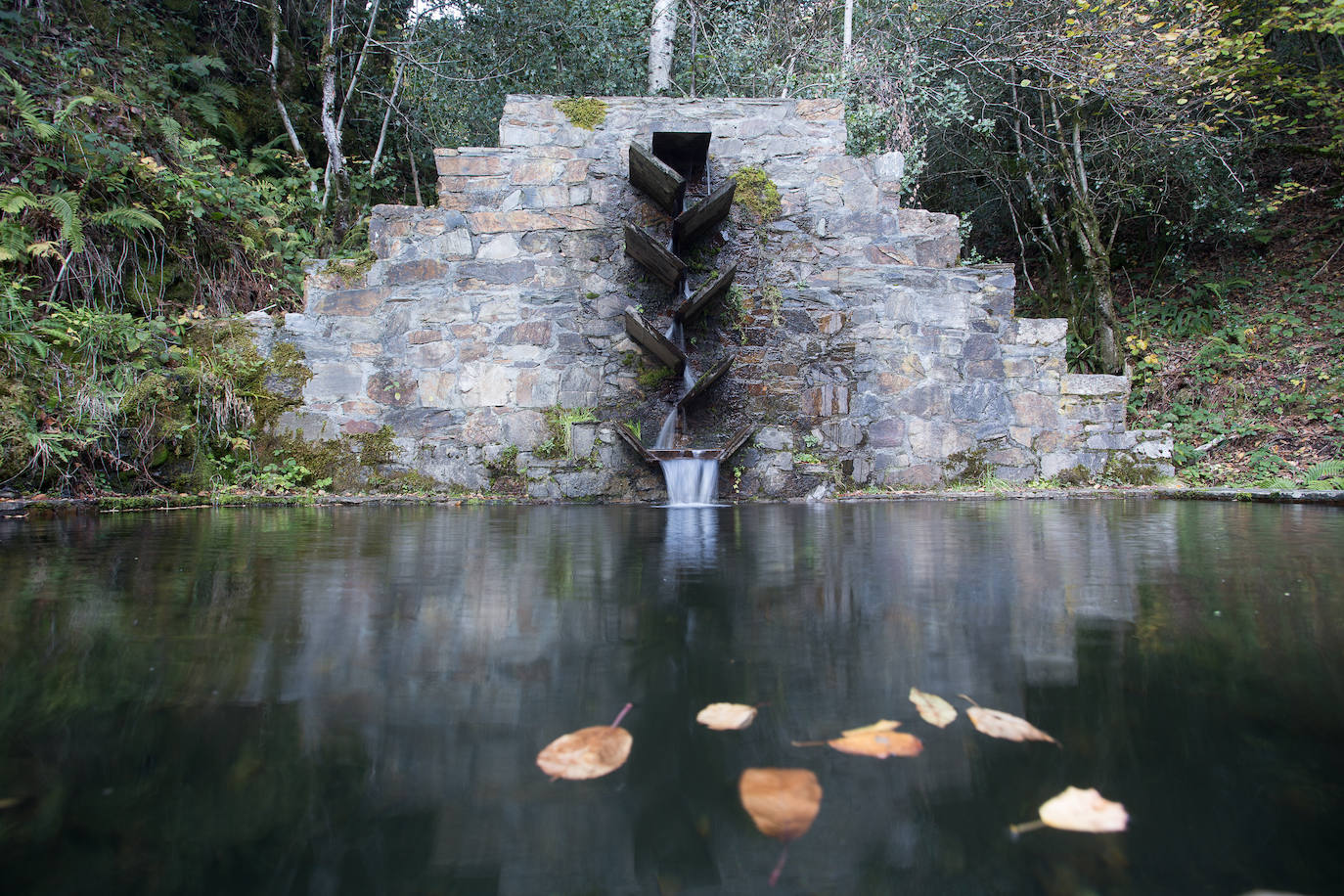 La sierra de Os Ancares es un paraje de visita obligatoria. Situada en el este de la provincia de Lugo, en la frontera con las comunidades vecinas de Castilla y León y El Principado de Asturias, se distribuye a lo largo de más de 50.000 hectáreas. Con una infinita red de senderos cruza profundos valles y asciende hasta cumbres de 2.000 metros de altura. En otoño el manto vegetal adquiere tonos rojizos. En invierno, esta zona permanece cubierta por la nieve, algo que cambia con la llegada de la primavera, cuando las aguas del deshielo fluyen desde las cumbres hasta las zonas bajas, formando numerosos riachuelos y pequeñas cascadas. 