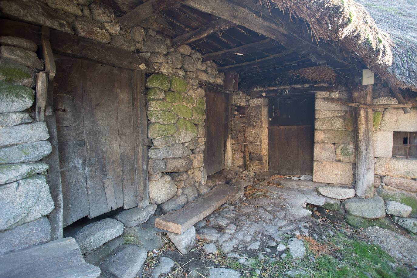 La sierra de Os Ancares es un paraje de visita obligatoria. Situada en el este de la provincia de Lugo, en la frontera con las comunidades vecinas de Castilla y León y El Principado de Asturias, se distribuye a lo largo de más de 50.000 hectáreas. Con una infinita red de senderos cruza profundos valles y asciende hasta cumbres de 2.000 metros de altura. En otoño el manto vegetal adquiere tonos rojizos. En invierno, esta zona permanece cubierta por la nieve, algo que cambia con la llegada de la primavera, cuando las aguas del deshielo fluyen desde las cumbres hasta las zonas bajas, formando numerosos riachuelos y pequeñas cascadas. 