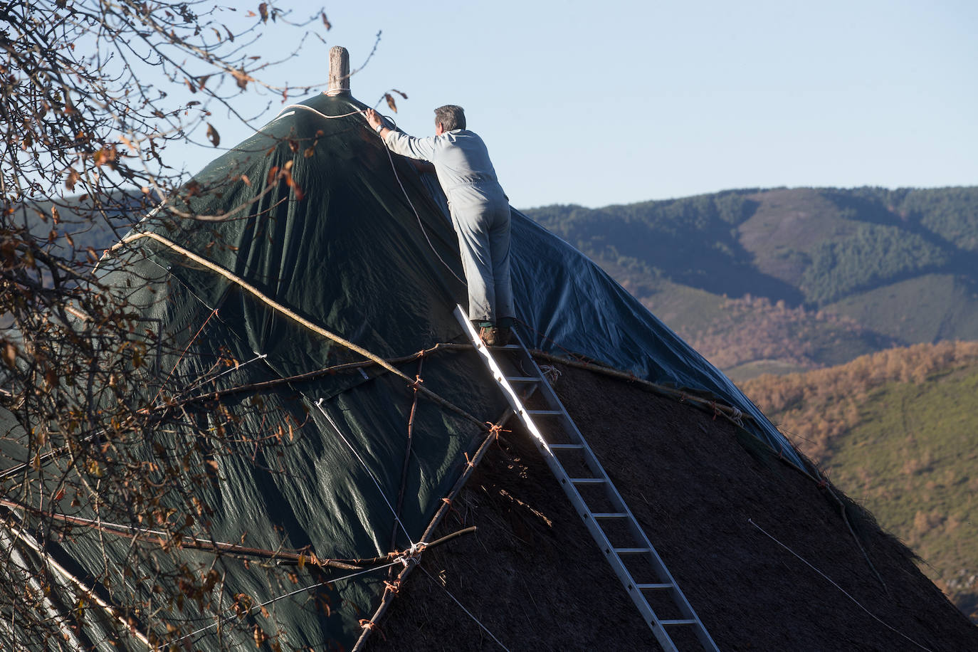 La sierra de Os Ancares es un paraje de visita obligatoria. Situada en el este de la provincia de Lugo, en la frontera con las comunidades vecinas de Castilla y León y El Principado de Asturias, se distribuye a lo largo de más de 50.000 hectáreas. Con una infinita red de senderos cruza profundos valles y asciende hasta cumbres de 2.000 metros de altura. En otoño el manto vegetal adquiere tonos rojizos. En invierno, esta zona permanece cubierta por la nieve, algo que cambia con la llegada de la primavera, cuando las aguas del deshielo fluyen desde las cumbres hasta las zonas bajas, formando numerosos riachuelos y pequeñas cascadas. 