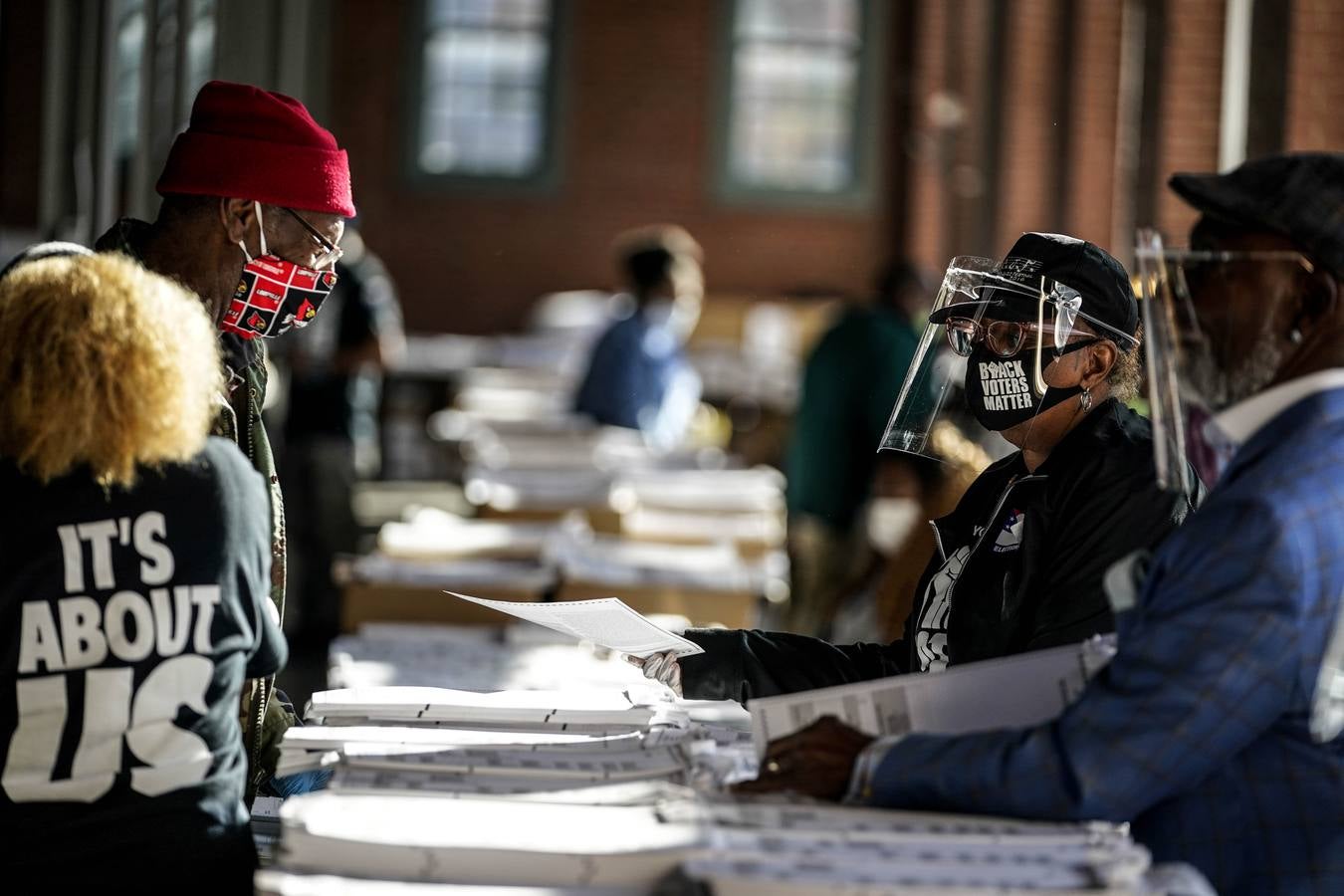 Los trabajadores electorales distribuyen las papeletas en el African American Heritage Center de Louisville, Kentucky.