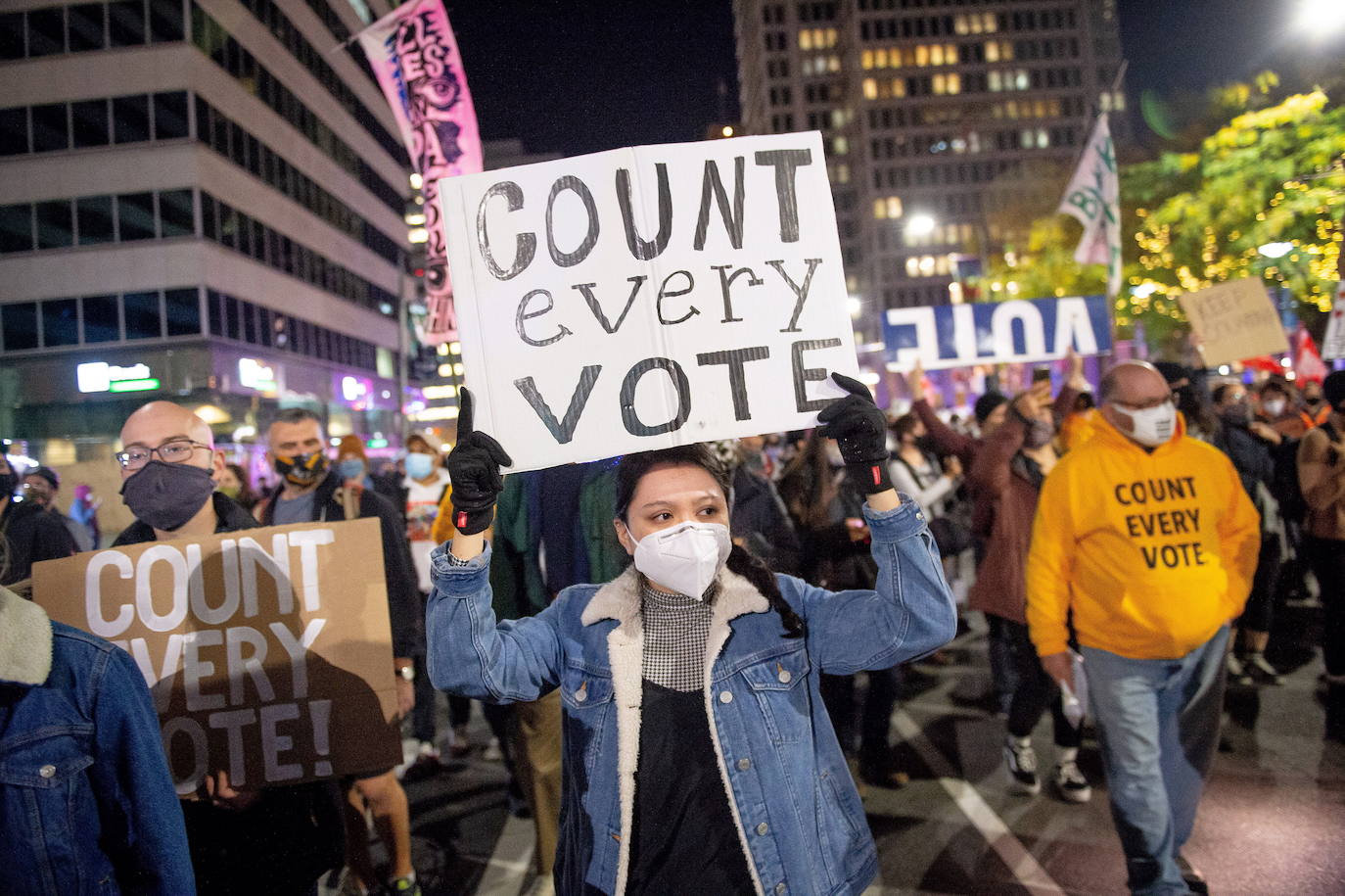 Los manifestantes levantan carteles y protestan mientras se reúnen para exigir un recuento justo de los votos de las elecciones presidenciales de EE. UU. De 2020, en Filadelfia, Pensilvania, EE. UU.