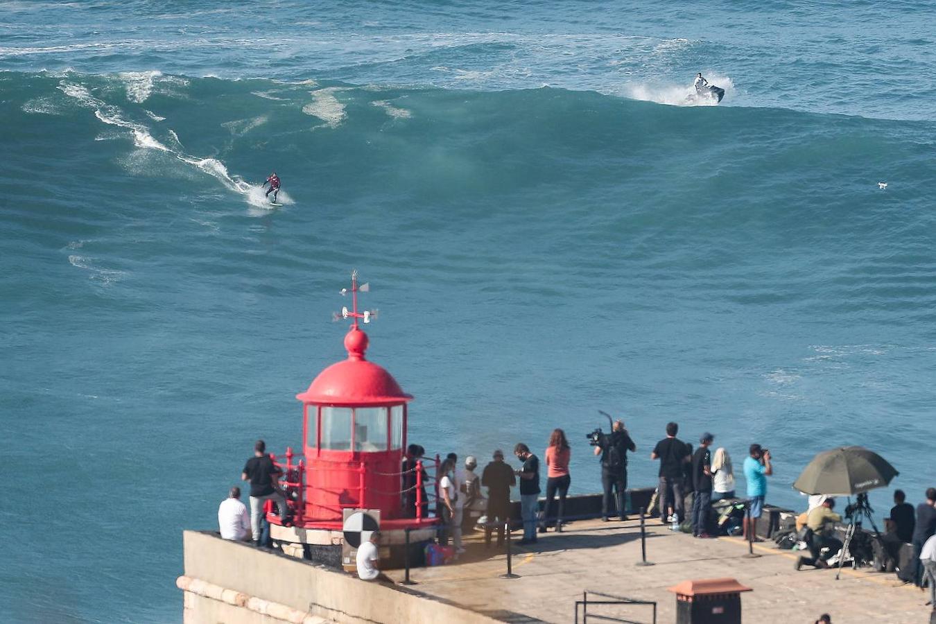 Surfistas especialistas en condiciones extremas intentan dominar la fuerza del mar en Praia do Norte, célebre lugar de Nazaré, que disfruta ya de sus primeras olas gigantes del otoño portugués. Para muchos, la ambición es domar la mayor ola posible y poder batir algún día el récord del mundo, que ostenta el brasileño Rodrigo Koxa, con una ola de 24,38 metros surfeada en Nazaré.