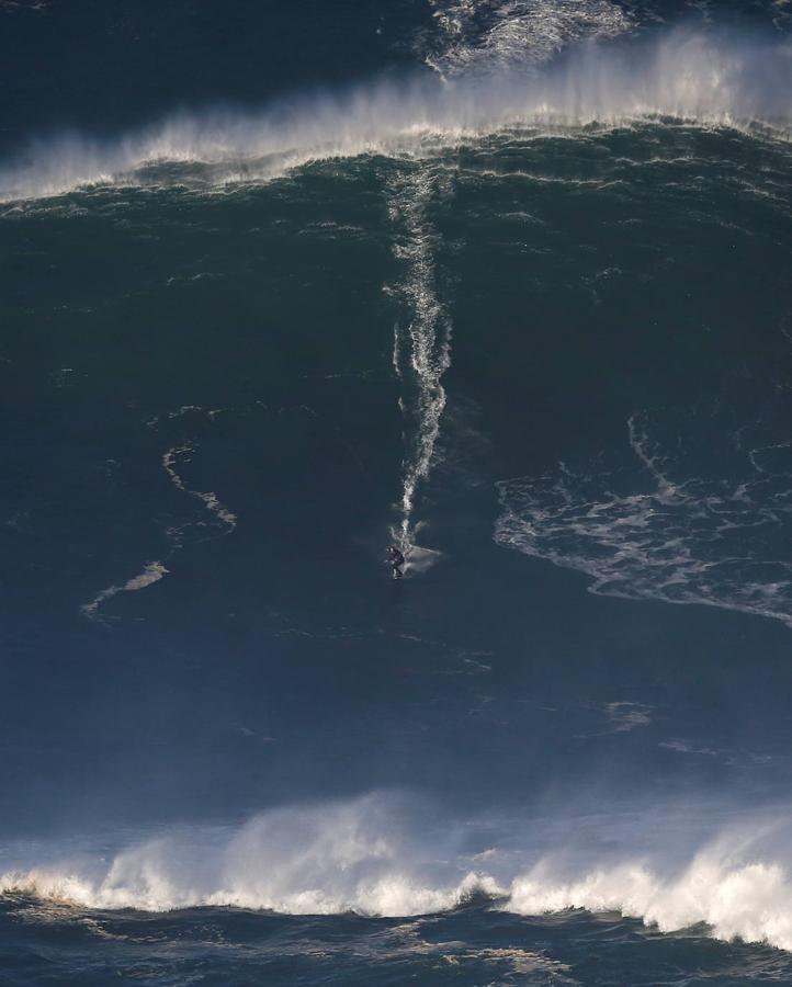 Surfistas especialistas en condiciones extremas intentan dominar la fuerza del mar en Praia do Norte, célebre lugar de Nazaré, que disfruta ya de sus primeras olas gigantes del otoño portugués. Para muchos, la ambición es domar la mayor ola posible y poder batir algún día el récord del mundo, que ostenta el brasileño Rodrigo Koxa, con una ola de 24,38 metros surfeada en Nazaré.