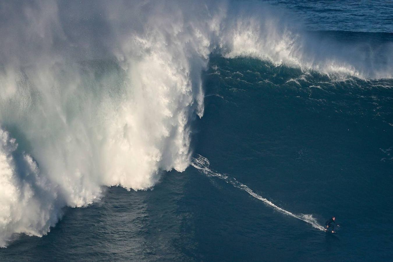 Surfistas especialistas en condiciones extremas intentan dominar la fuerza del mar en Praia do Norte, célebre lugar de Nazaré, que disfruta ya de sus primeras olas gigantes del otoño portugués. Para muchos, la ambición es domar la mayor ola posible y poder batir algún día el récord del mundo, que ostenta el brasileño Rodrigo Koxa, con una ola de 24,38 metros surfeada en Nazaré.