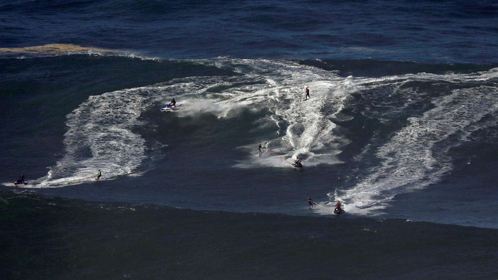 Surfistas especialistas en condiciones extremas intentan dominar la fuerza del mar en Praia do Norte, célebre lugar de Nazaré, que disfruta ya de sus primeras olas gigantes del otoño portugués. Para muchos, la ambición es domar la mayor ola posible y poder batir algún día el récord del mundo, que ostenta el brasileño Rodrigo Koxa, con una ola de 24,38 metros surfeada en Nazaré.