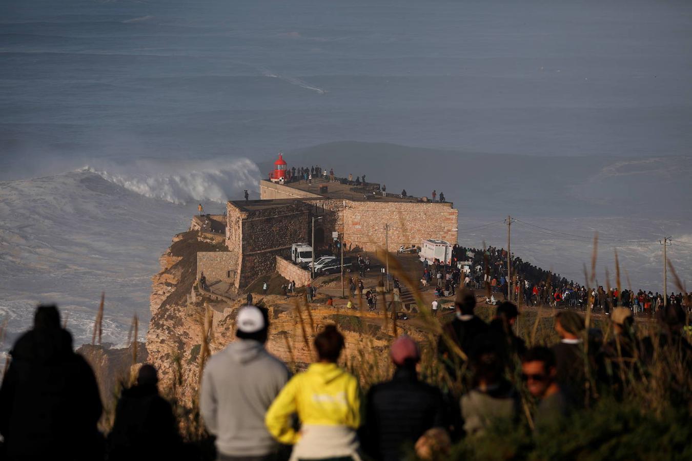 Surfistas especialistas en condiciones extremas intentan dominar la fuerza del mar en Praia do Norte, célebre lugar de Nazaré, que disfruta ya de sus primeras olas gigantes del otoño portugués. Para muchos, la ambición es domar la mayor ola posible y poder batir algún día el récord del mundo, que ostenta el brasileño Rodrigo Koxa, con una ola de 24,38 metros surfeada en Nazaré.