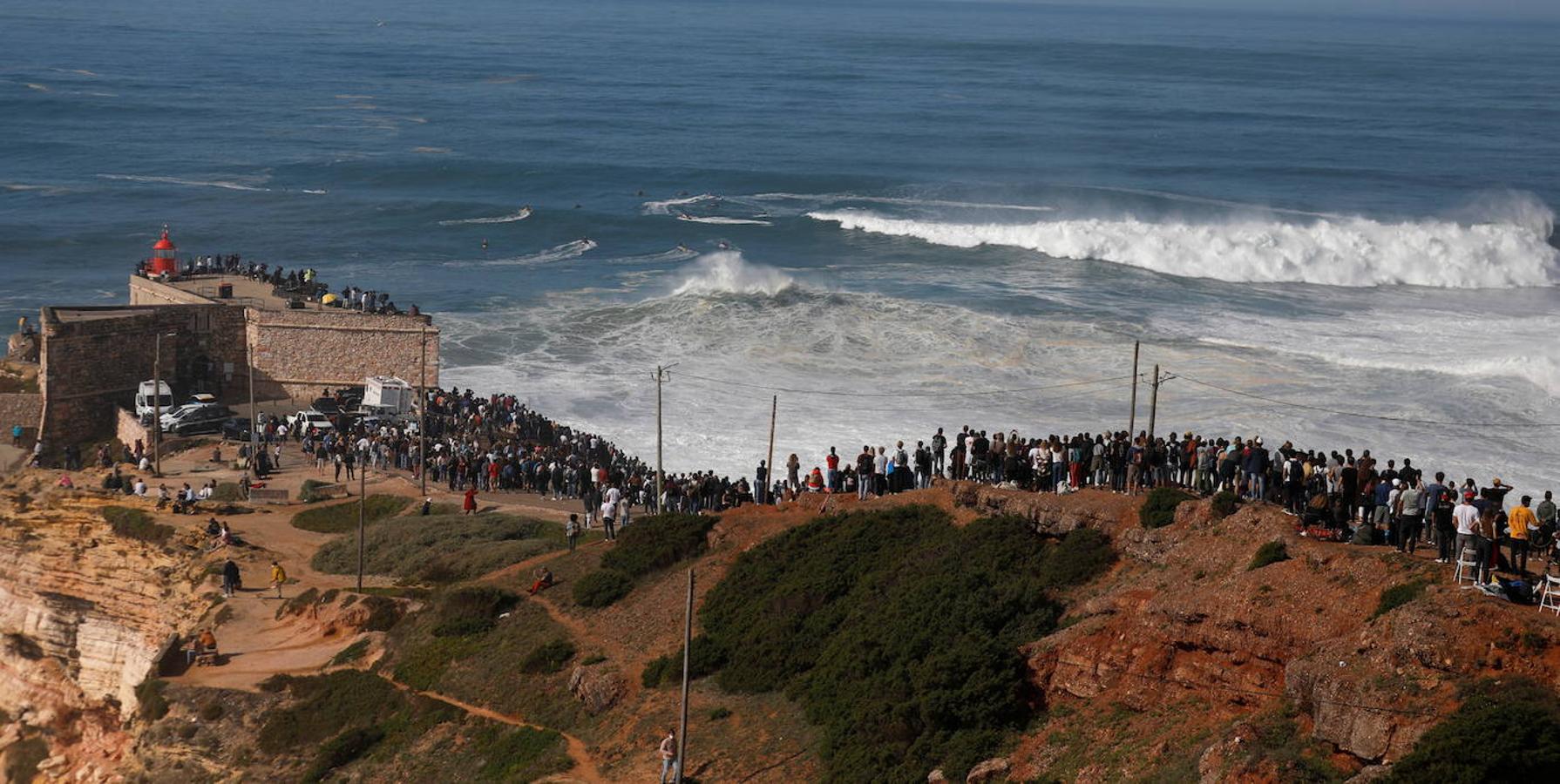 Surfistas especialistas en condiciones extremas intentan dominar la fuerza del mar en Praia do Norte, célebre lugar de Nazaré, que disfruta ya de sus primeras olas gigantes del otoño portugués. Para muchos, la ambición es domar la mayor ola posible y poder batir algún día el récord del mundo, que ostenta el brasileño Rodrigo Koxa, con una ola de 24,38 metros surfeada en Nazaré.