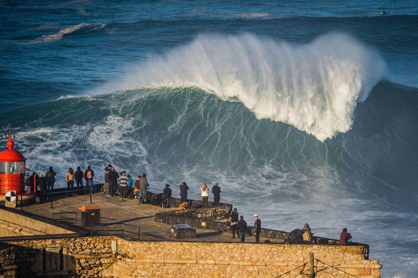 Surfistas especialistas en condiciones extremas intentan dominar la fuerza del mar en Praia do Norte, célebre lugar de Nazaré, que disfruta ya de sus primeras olas gigantes del otoño portugués. Para muchos, la ambición es domar la mayor ola posible y poder batir algún día el récord del mundo, que ostenta el brasileño Rodrigo Koxa, con una ola de 24,38 metros surfeada en Nazaré.