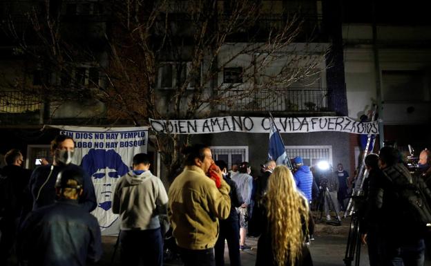 Curiosos y seguidores del exfutbolista argentino permanecen fuera de la clínica pendientes de su salud tras su ingreso.