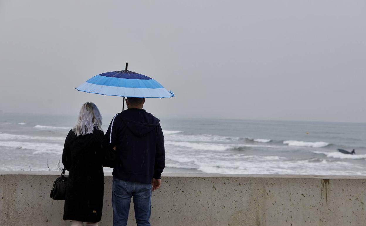 Una pareja, en la playa de Las Arenas de Valencia.