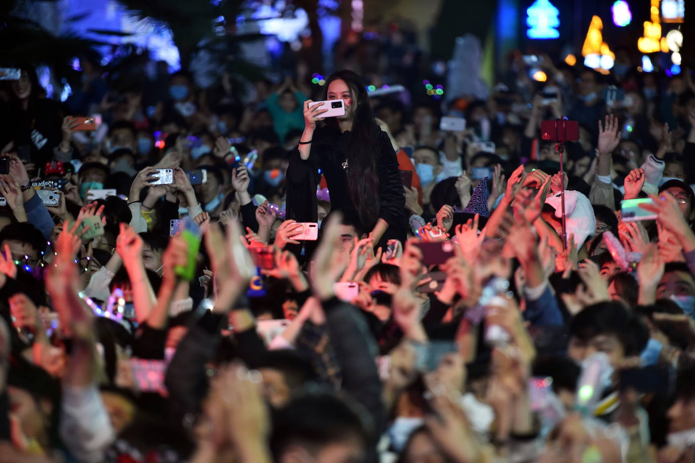 Wuhan, la ciudad china donde se originó la pandemia del coronavirus, muestra un aspecto bien diferente al de cualquier localidad europea. Sus ciudadanos, muchos sin mascarilla, han podido reunirse y festejar la noche de Halloween, como si el virus fuese algo del pasado. Calles llenas de gente disfrazada, bailando y sin distancia de seguridad; una imagen que dista de lo se está viviendo en España, con cierres perimetrales, toque de queda y el uso de mascarilla obligatoria. 