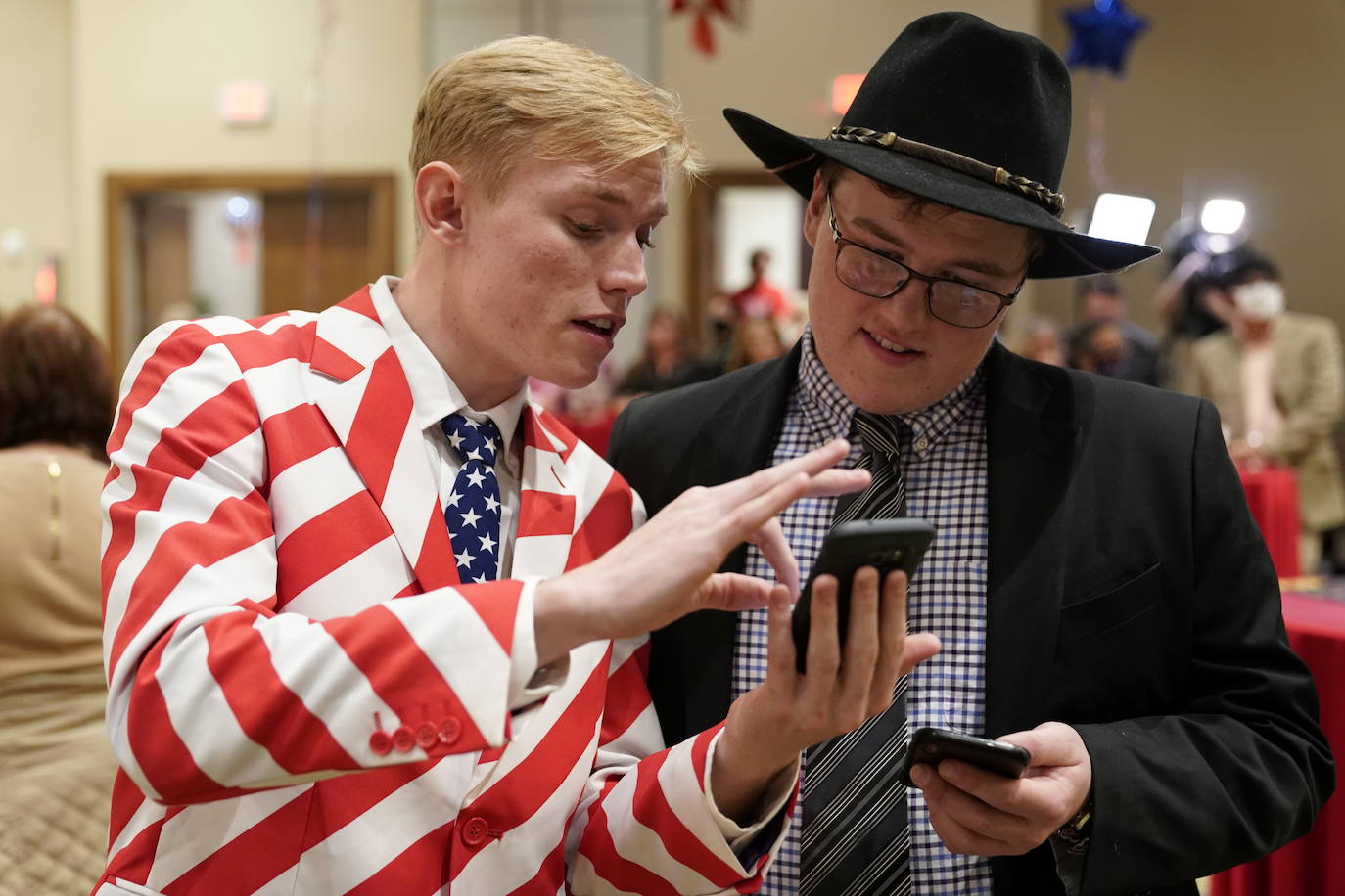 Los partidarios de Trump Caleb McQuay (izq.) y Gideon Bodley (dcha.) analizan los resultados del voto anticipado en Oklahoma.