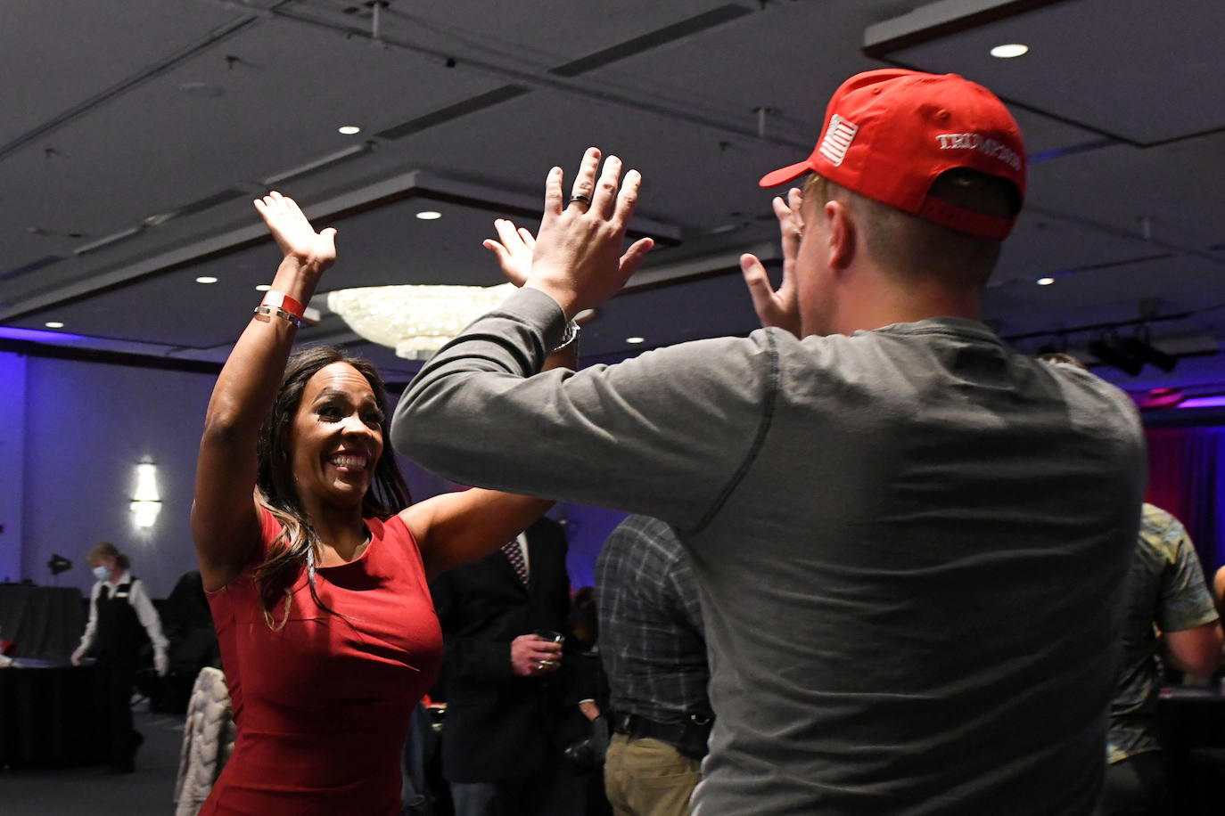 Partidarios del presidente Donald Trump, de celebración mientras Fox News informa que este ha ganado en Florida.