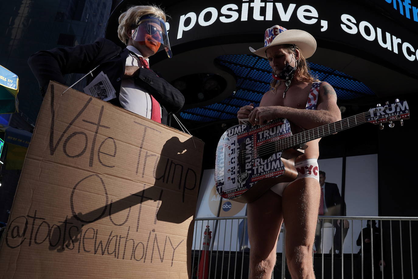 Robert Burck, más conocido como el "vaquero desnudo", habla con un manifestante vestido como el presidente de los Estados Unidos, Donald Trump, en Times Square en el distrito de Manhattan de la ciudad de Nueva York, Nueva York, Estados Unidos