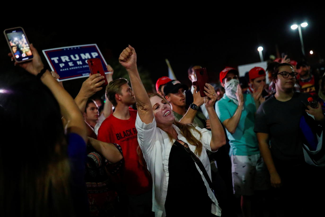 Los partidarios del presidente de los Estados Unidos, Donald Trump, se reúnen frente al Centro de Tabulación y Elección del Condado de Maricopa (MCTEC) para protestar por los primeros resultados de las elecciones presidenciales de 2020.