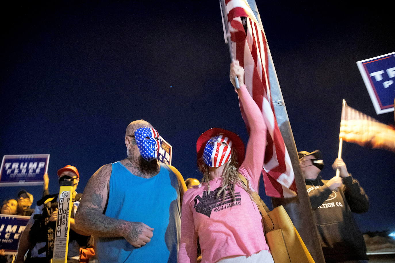 Mike y Wetonia Houlihan se unen a otros partidarios del presidente de los Estados Unidos, Donald Trump, durante una protesta de "Stop the Steal" en el Centro Electoral del Condado de Clark en North Las Vegas, Nevada, Estados Unidos.