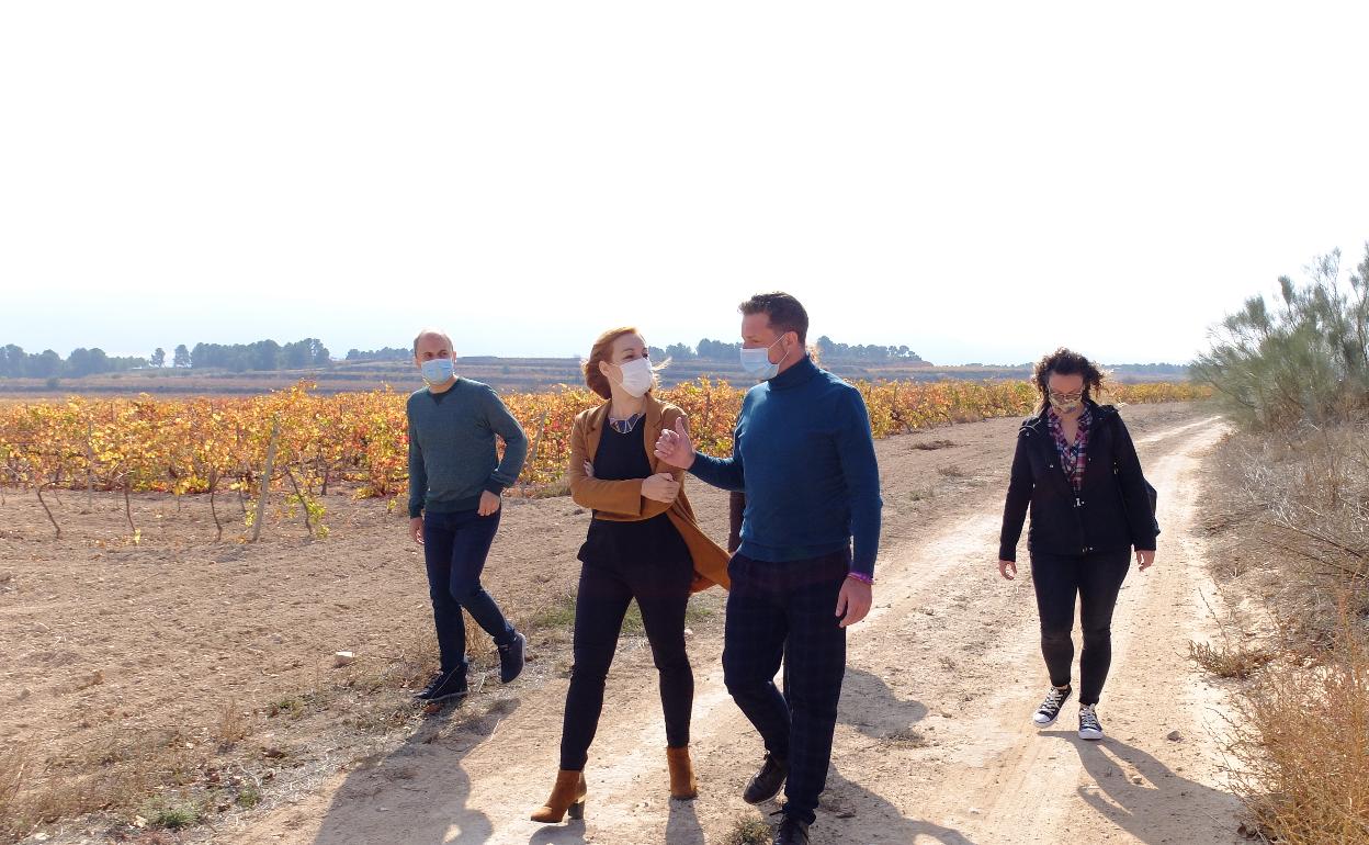 Los alcaldes de La Fon de la Figuera y Moixent junto a la diputada recorren el camino por el que pasará la ruta. 