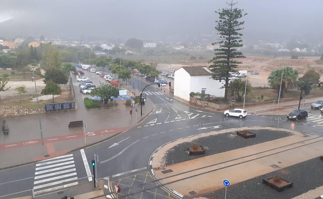 DANA en la Comunitat | Primeros cortes de caminos en Dénia por la lluvia torrencial