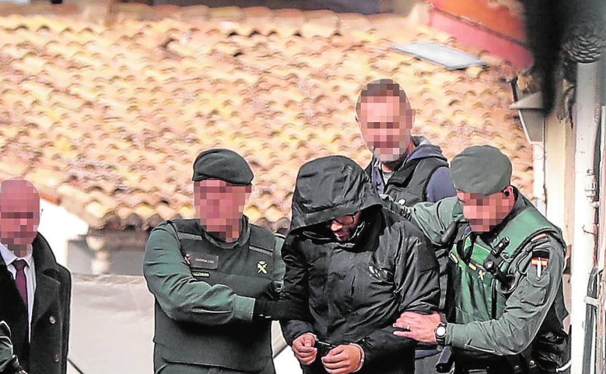 Jorge Ignacio P. J. sale de la casa de Manuel donde hace un año se perdió el rastro de Marta. 