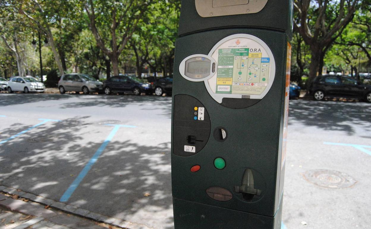 Un parquímetro de la zona azul en Valencia.