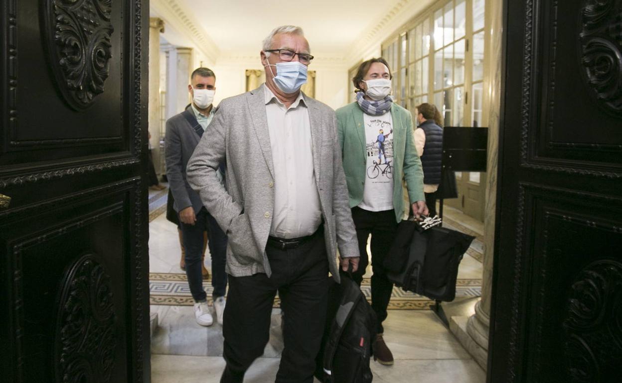 El alcalde Ribó, entrando en el hemiciclo del Ayuntamiento. 