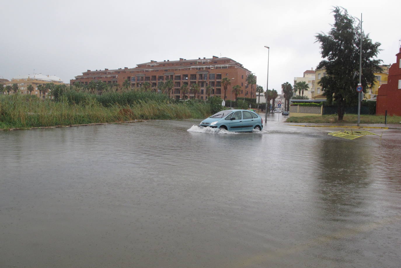 Calles inundadas por el temporal en Denia, este miércoles.