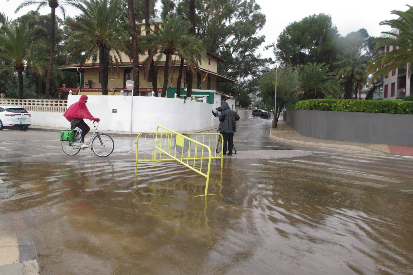 Calles inundadas por el temporal en Denia, este miércoles.