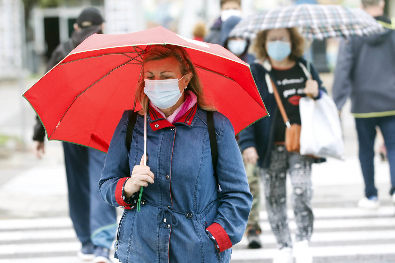 Una mujer camina por Valencia este miércoles, marcado por las precipitaciones que mantienen en alerta naranja a la ciudad.