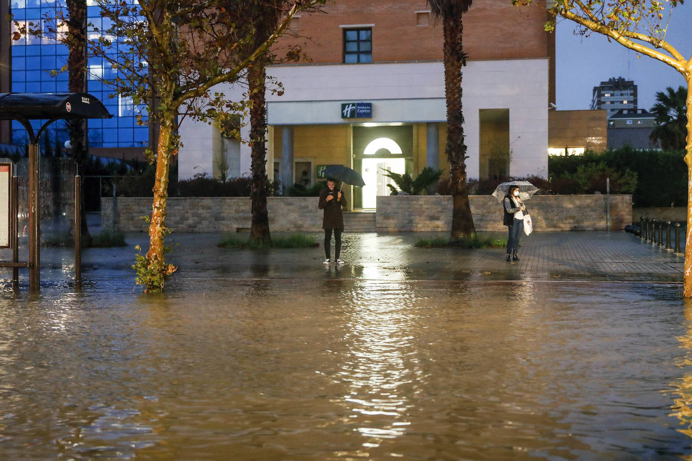 Fotos: Una fuerte tromba descarga sobre la ciudad de Valencia