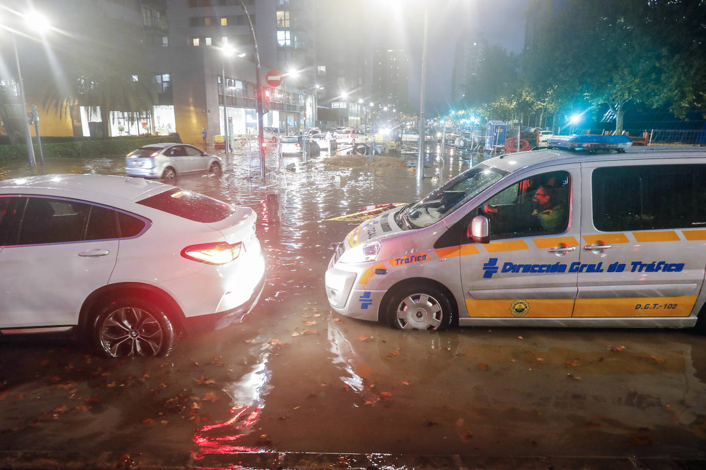 Fotos: Una fuerte tromba descarga sobre la ciudad de Valencia