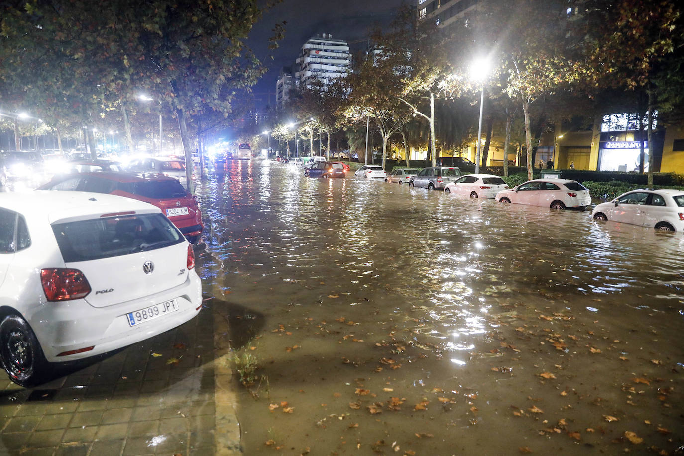 Fotos: Una fuerte tromba descarga sobre la ciudad de Valencia