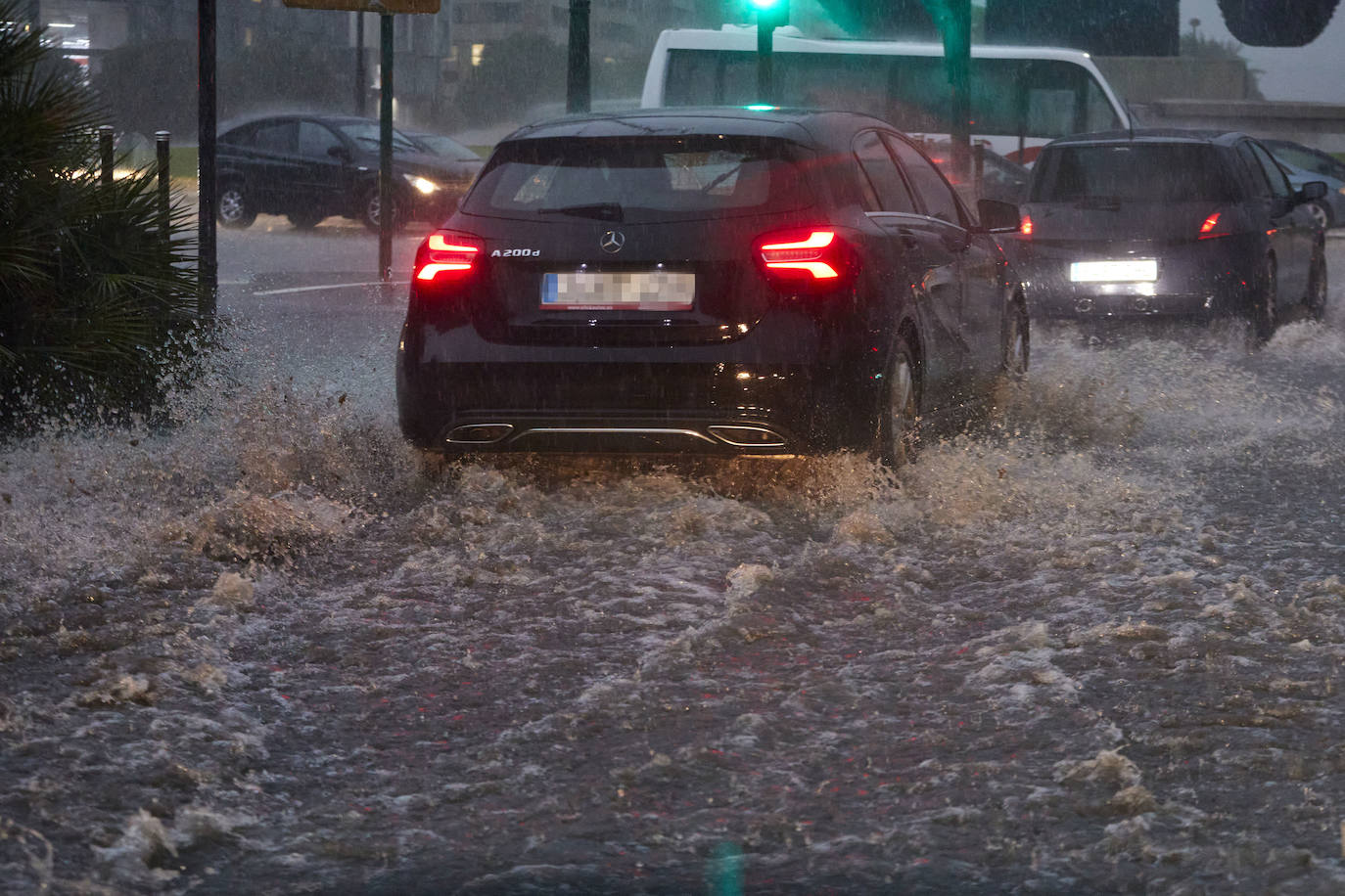 Fotos: Una fuerte tromba descarga sobre la ciudad de Valencia