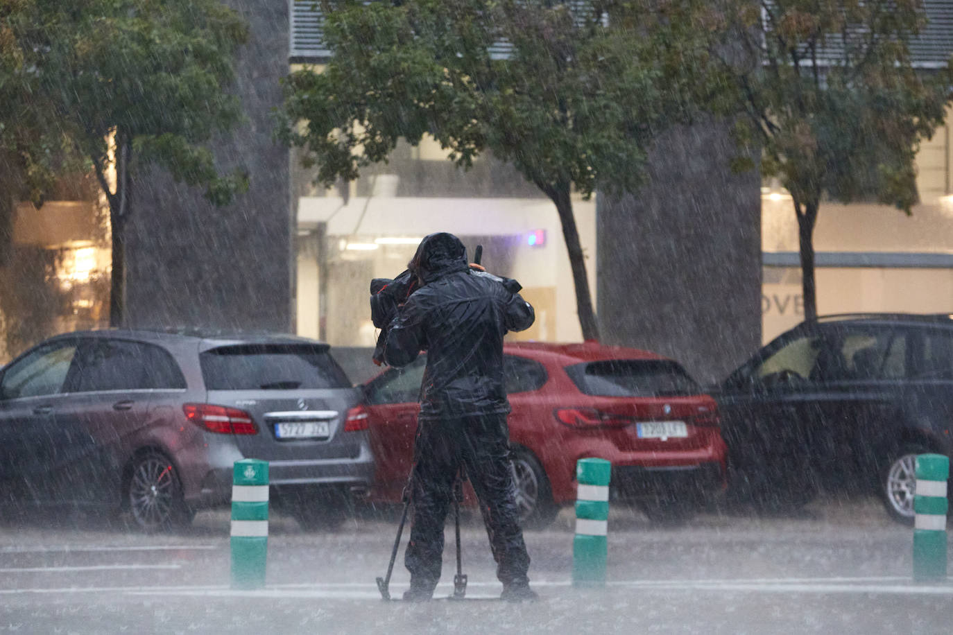 Fotos: Una fuerte tromba descarga sobre la ciudad de Valencia