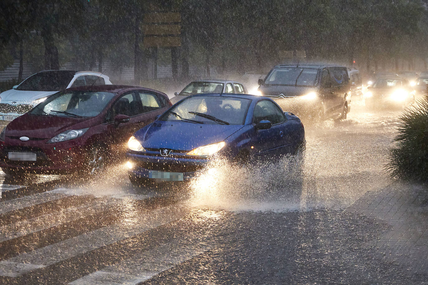 Fotos: Una fuerte tromba descarga sobre la ciudad de Valencia