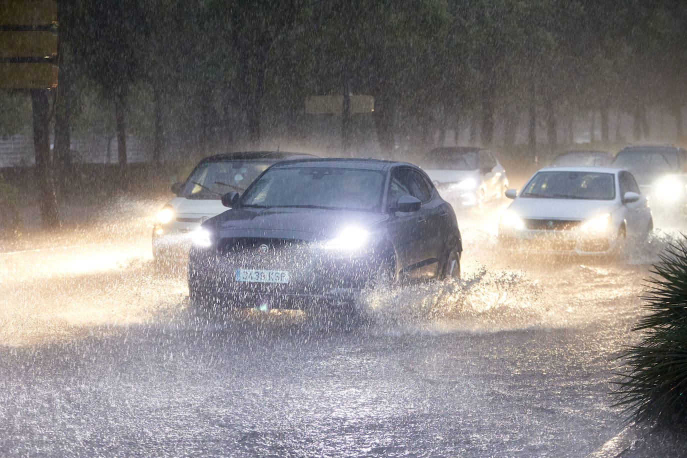 Fotos: Una fuerte tromba descarga sobre la ciudad de Valencia