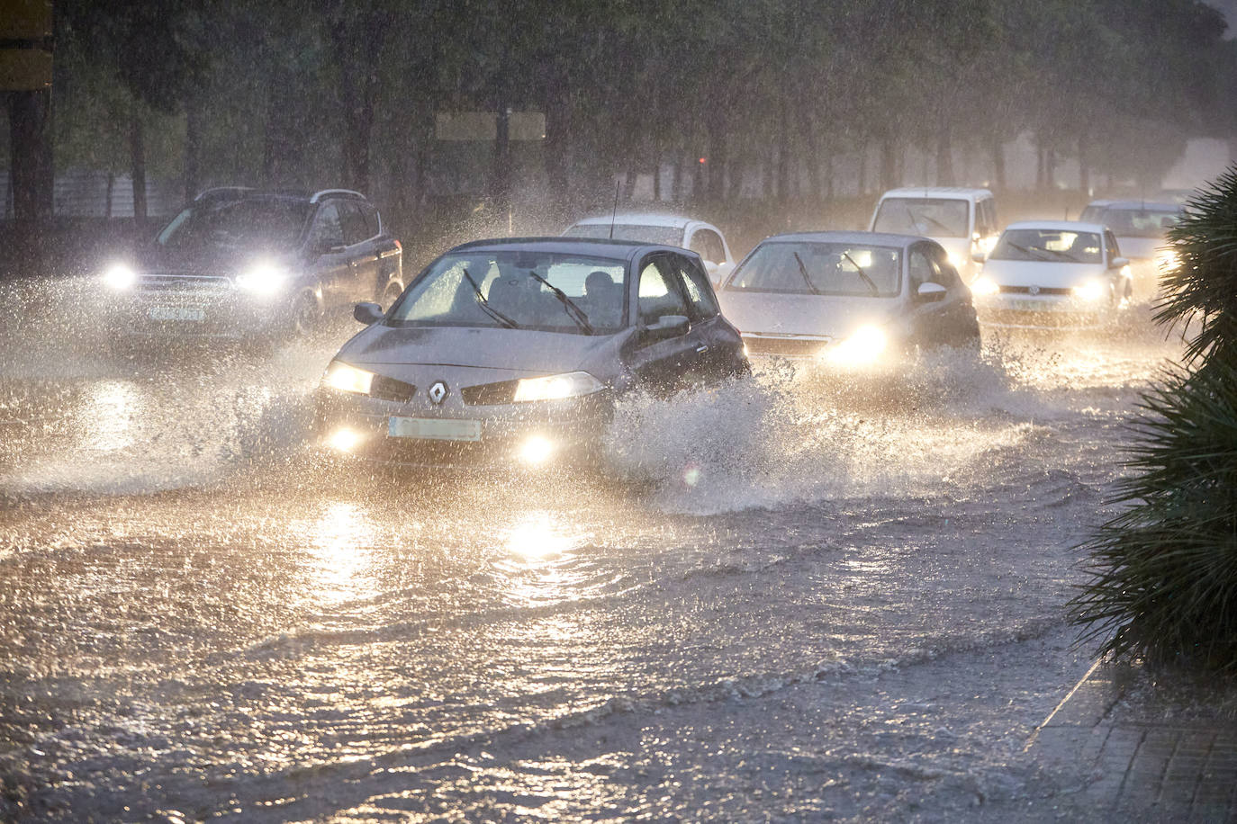 Fotos: Una fuerte tromba descarga sobre la ciudad de Valencia