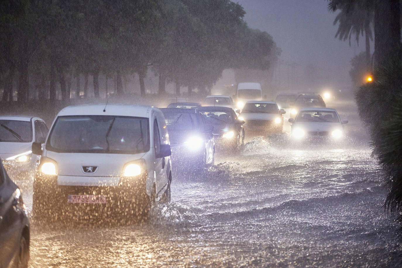 Fotos: Una fuerte tromba descarga sobre la ciudad de Valencia